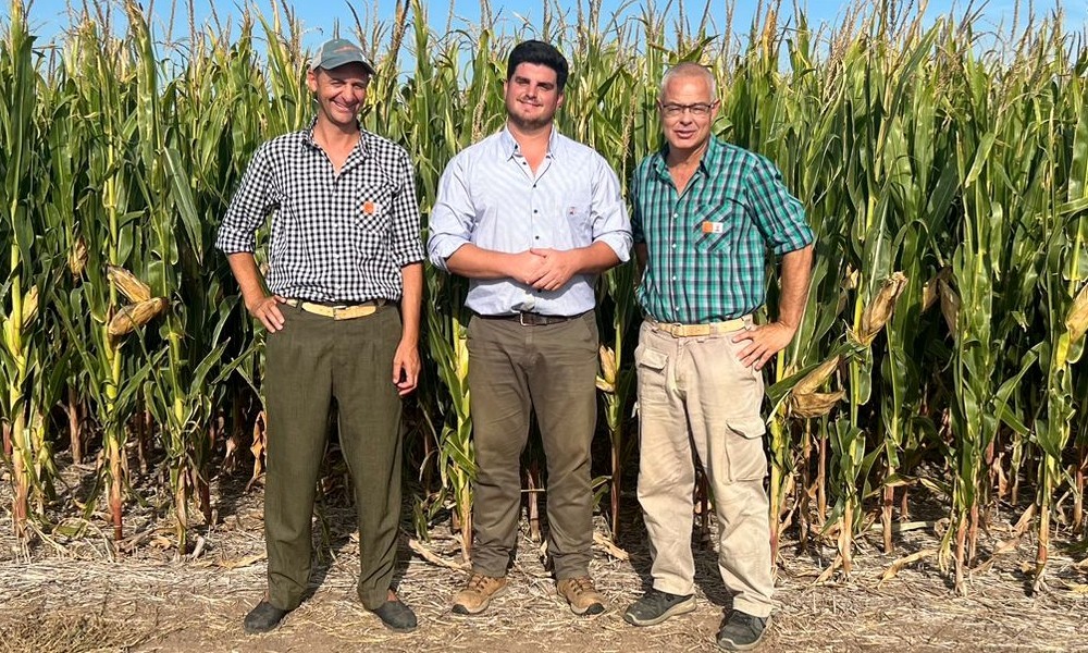 Palpitando el DAR en El Trébol. Desde la izquierda, Emilio Cardini (Don Víctor), Vacca (Coord. de Servicios Agronómicos) y Añez (Espec. en Posicionamiento de Producto).