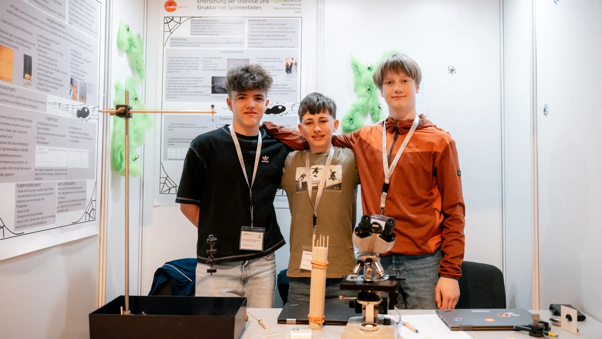  Ole Eildermann (14), Felix Breckle (14) und Moritz Kretzschmar (13) vom Gymnasium Corvinianum Northeim konnten sich über den Landessieg als bestes interdisziplinäres Projekt freuen. In ihrem Beitrag gingen sie der Stabilität von Spinnenfäden auf den Grund.