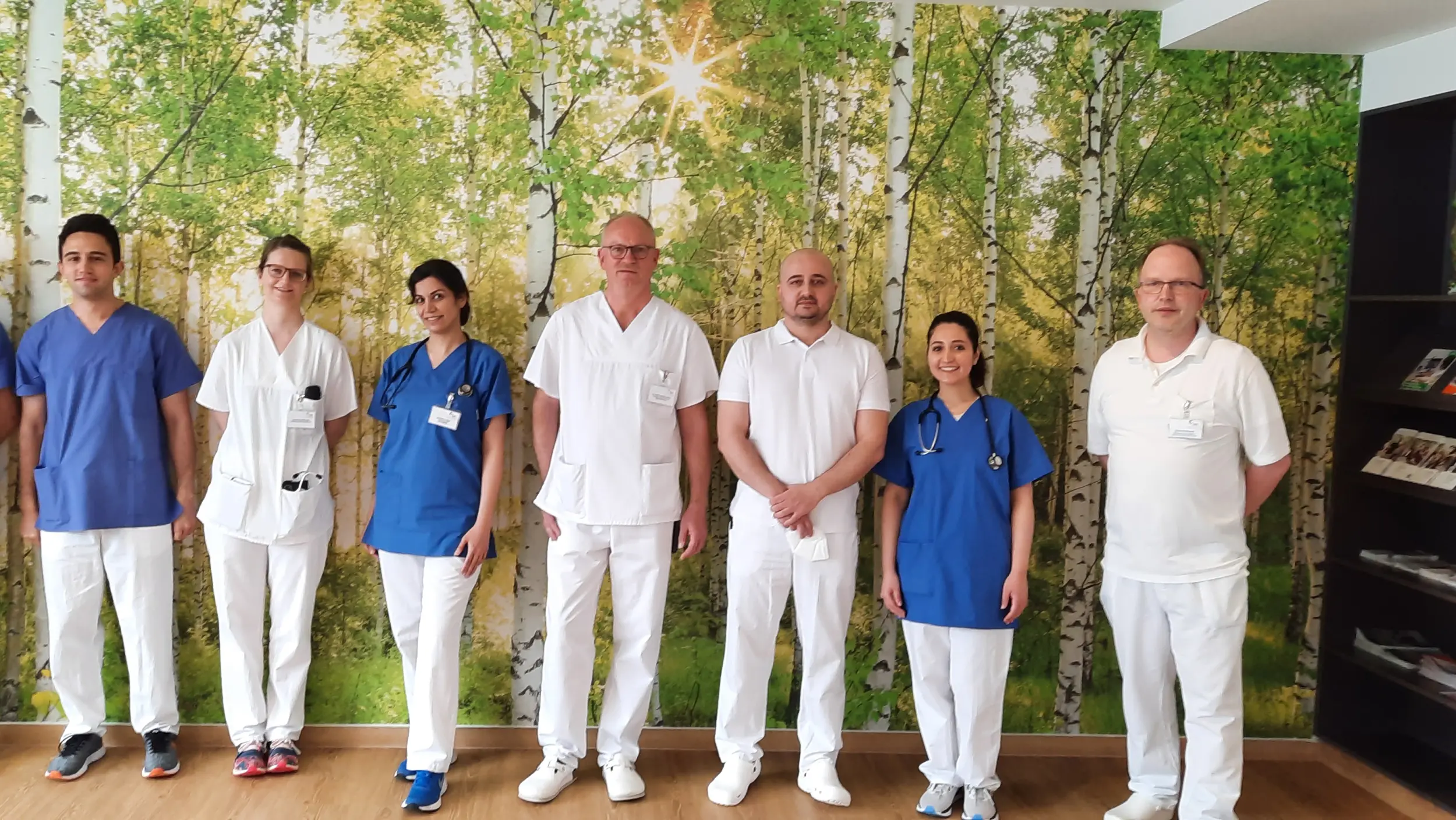 Photo (from left to right): Firas Hmani (assistant doctor), Anas Nanaa (assistant doctor), Laura Tschaikowski (assistant doctor), Bahareh Koufigar (assistant doctor), Dr Ingo Neumann (chief physician), Kiril Manovski (functional senior physician), Sanarya Salwan Ali Al-Jassar (assistant doctor), Dennis Olschewski (senior consultant).