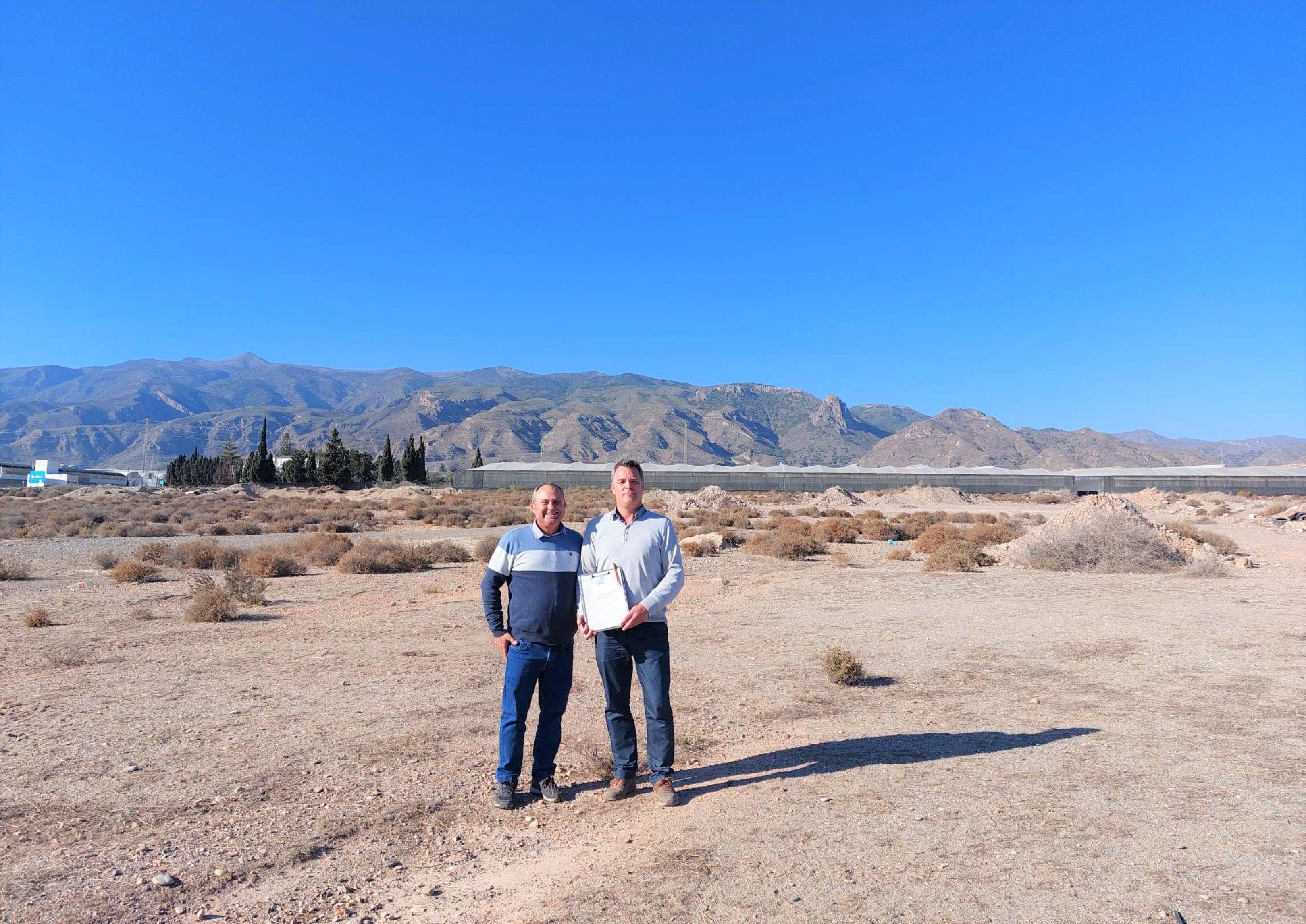 Javier Checa, Farm Manager and Wybe van der Schaar, Head of Breeding Spain on the 
recently acquired plot in the area in El Ejido, Almería