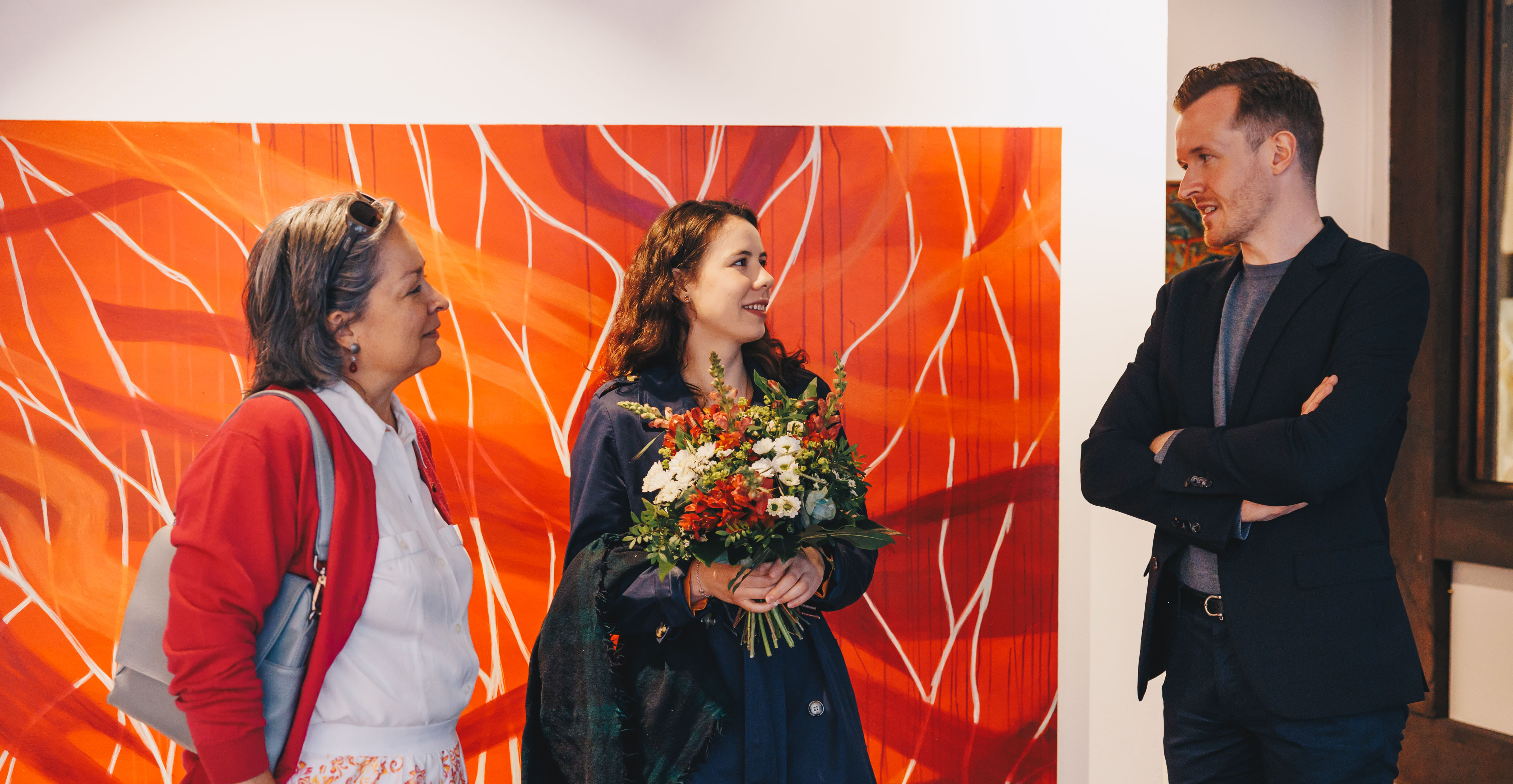 KWS Vorstandsmitglied Eva Kienle, Künstlerin Katharina Kühne und Kunsthistoriker Alexander Leinemann, im Hintergrund Magenta Forest, Malerei auf Leinwand*