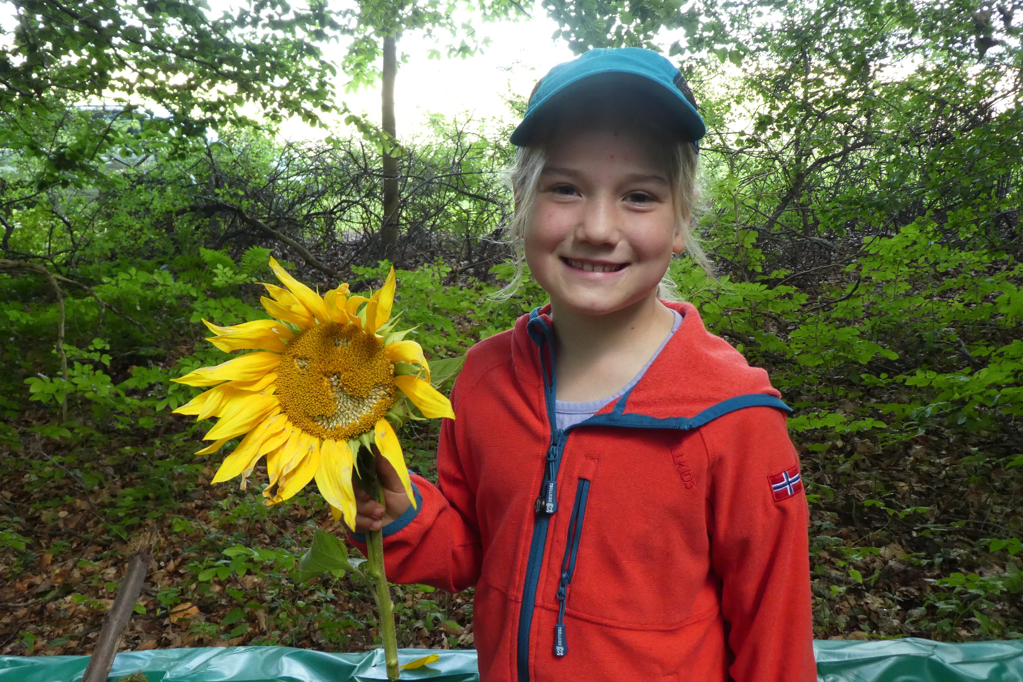 Die Teilnehmerin Jette Kaitschick mit Sonnenblume