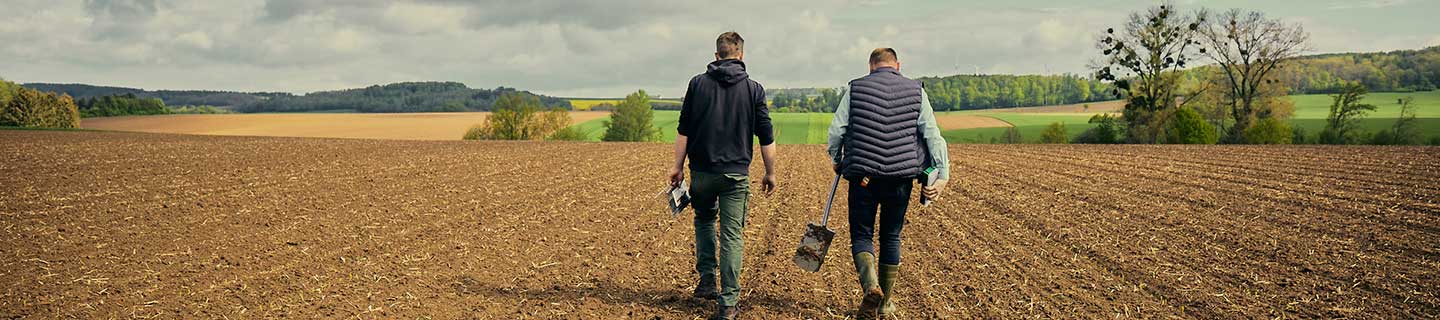 kws0519_farmer_and_consultant_in_the_field_019.jpg