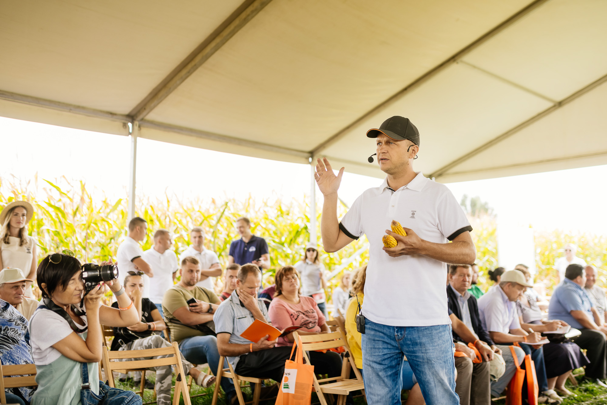 Віталій Каламбет розповідає про досліди з гібридами кукурудзи KWS на Дні поля в СВК Багачанський