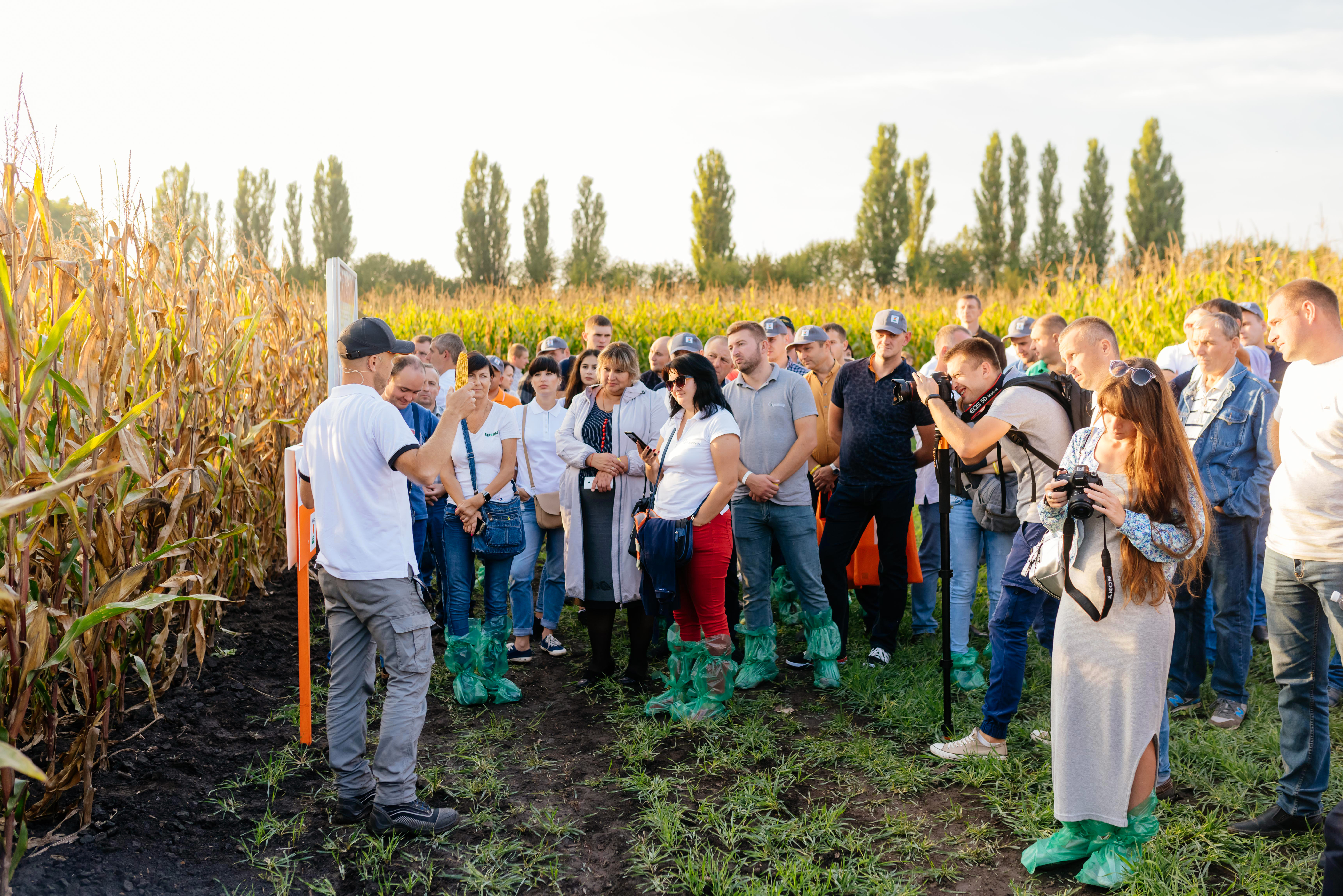 Демонстрація досліду по змішуванню ФАО на Нічному Дні поля КВС-УКРАЇНА